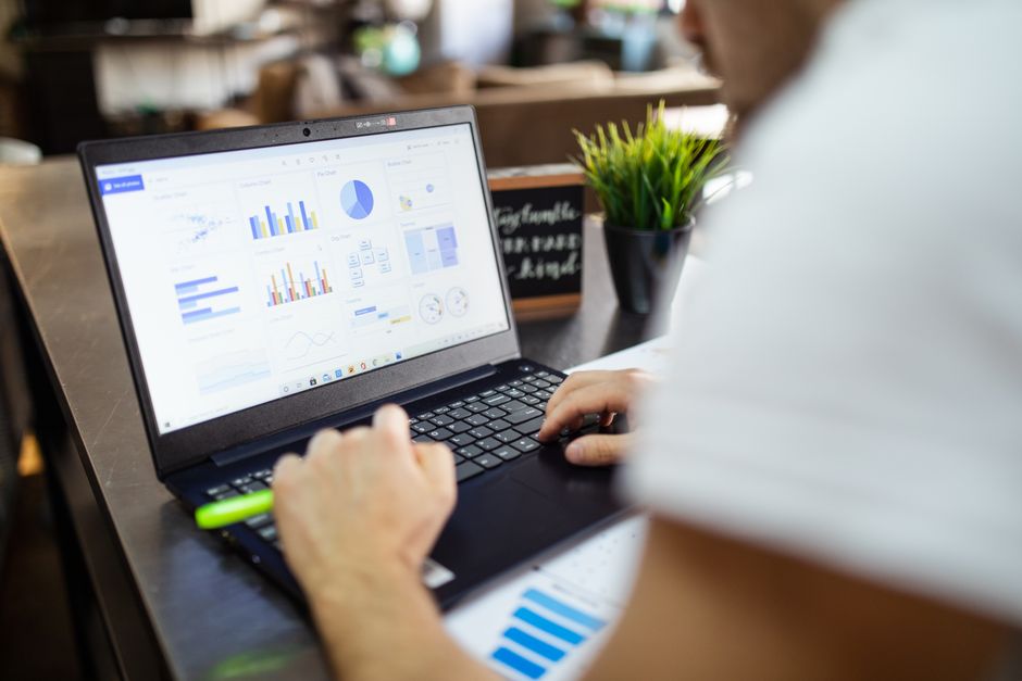 Análisis de negocio con gráficos en laptop