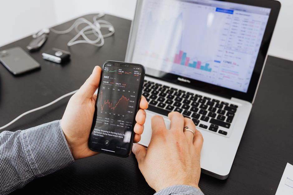 Análisis de datos con smartphone y laptop