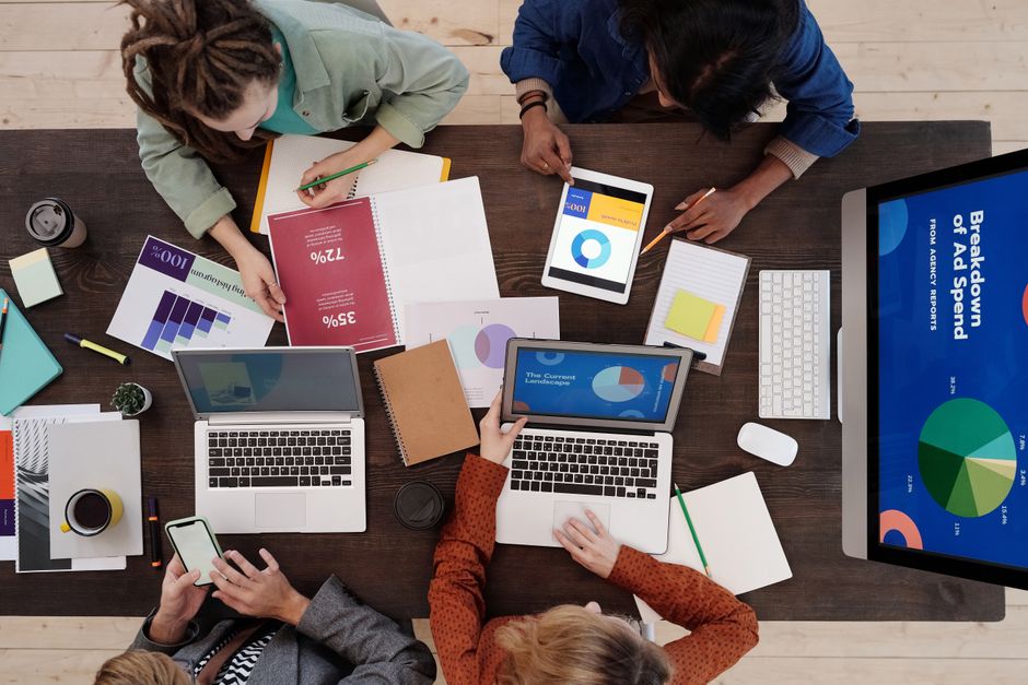 Equipo diverso colaborando en estrategias de marketing digital